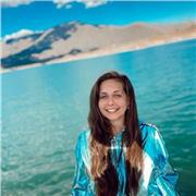 Soy profesora de artes visuales, fotografía y diseño de indumentaria.